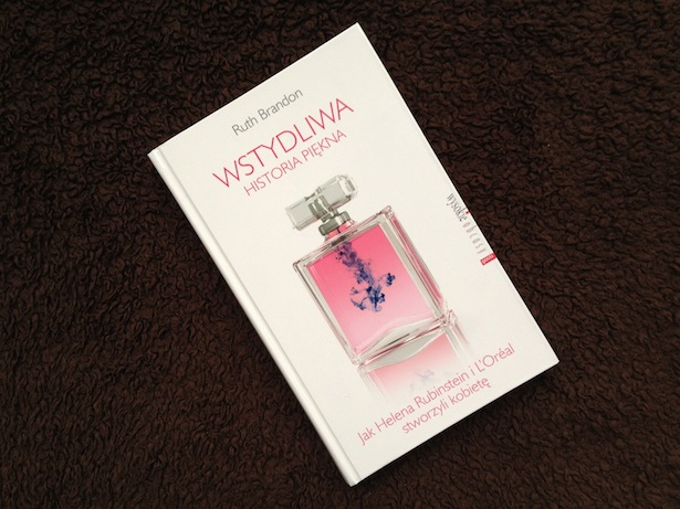 Recenzja książki "Wstydliwa historia piękna. Jak Helena Rubinstein i L'Oreal stworzyli kobietę" autorstwa Ruth Brandon