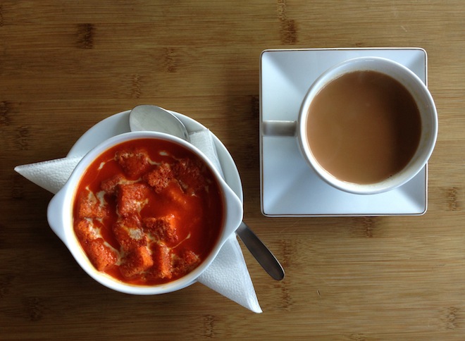 Herbata chai-masala i zupa pomidorowa - restauracja Arti