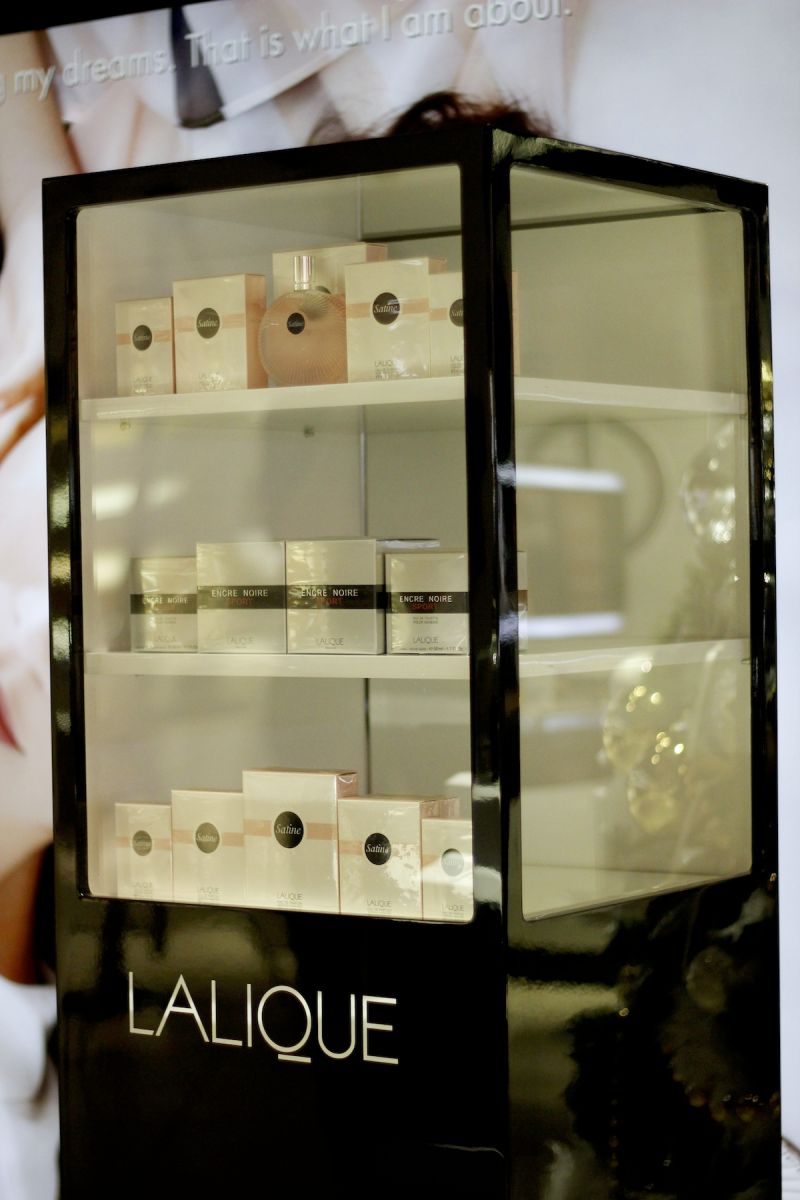 Gablota z perfumami Lalique w Pop Up Store w Arkadii